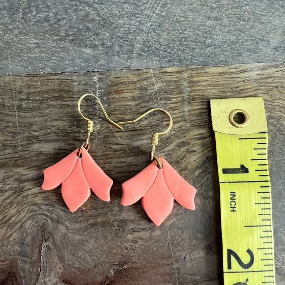 Coral tone leaf dangle drop earrings - Picture 2 of 3